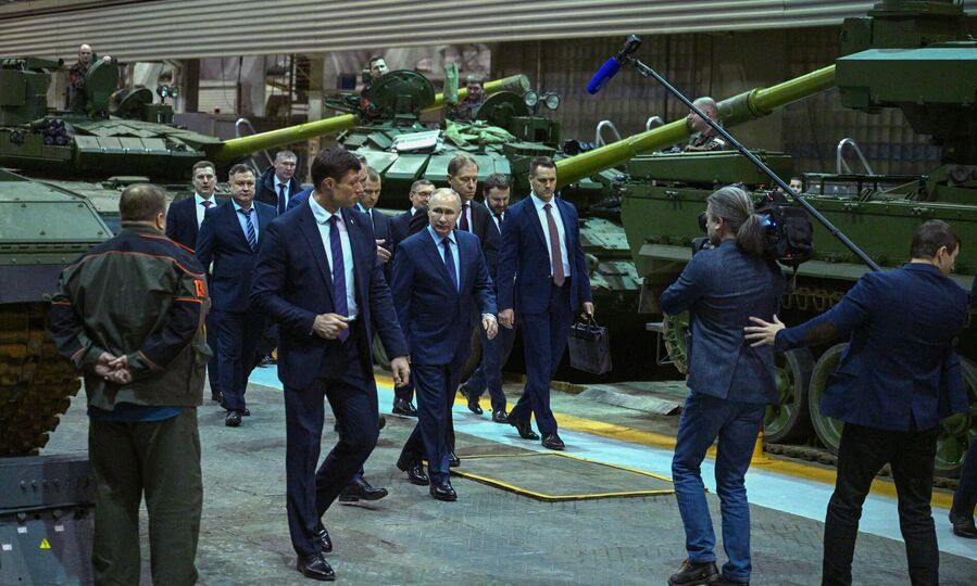 Click to enlarge tank putin russia weapons factory