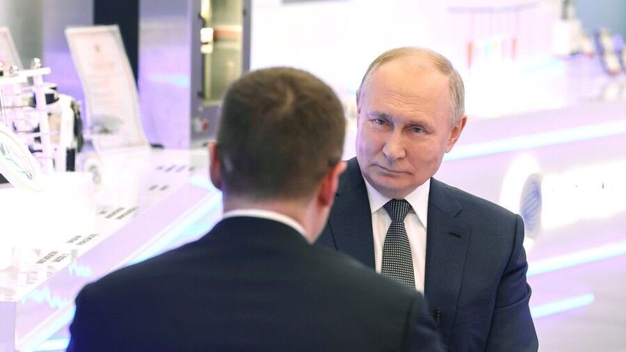 Russian President Vladimir Putin speaks with journalist Pavel Zarubin.
