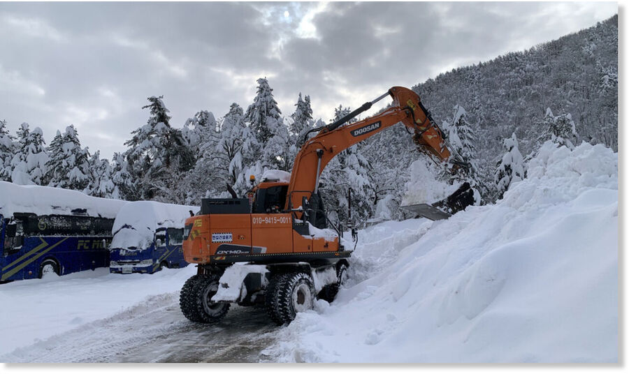 Click to enlarge A heavy vehicle clears snow from a road in Sokcho, Gangwon Province, Friday.