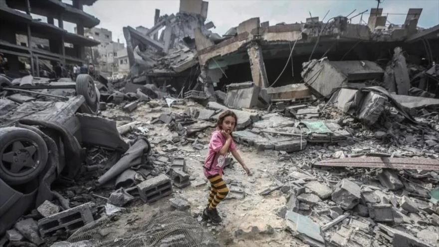 Click to enlarge Niña en medio de las ruinas causadas por los bombardeos israelíes en la Franja de Gaza.