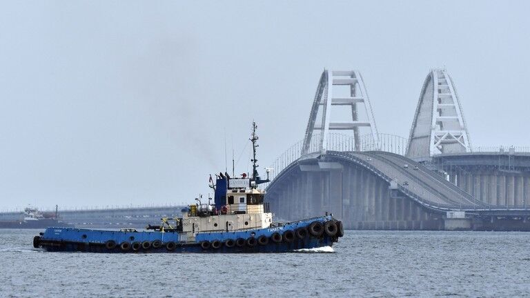 A ship sailing in the vicinity of the Crimean Bridge.