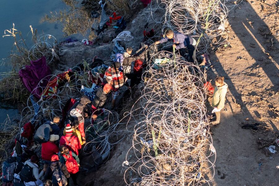 Click to enlarge illegal migrants eagle pass texas