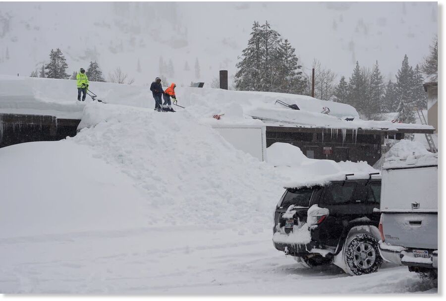 Una tormenta de nieve en California azota las montañas de Sierra Nevada y cierra una carretera clave