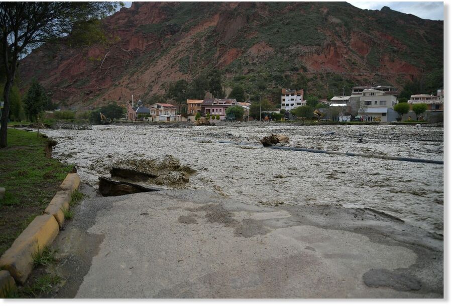 This Sunday's rain caused the La Paz River to overflow.