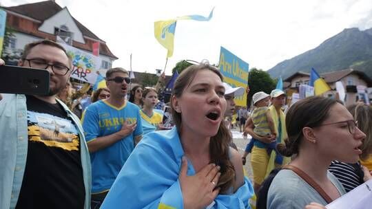 Click to enlarge Pro-Ukrainian activists