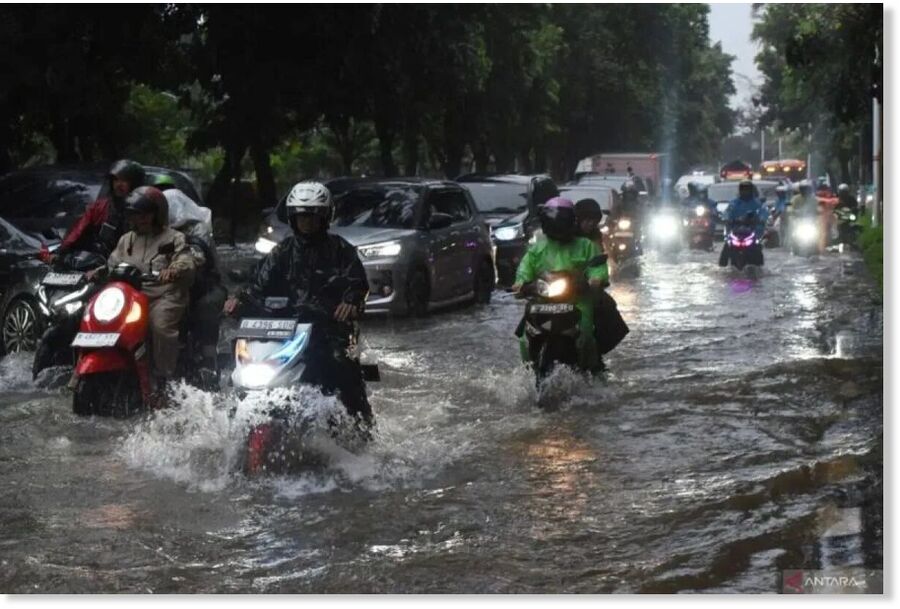 Motorists and car drivers pass a flood-hit road section of Lenteng Agung Raya in South Jakarta on April 3, 2024.