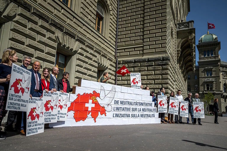 Click to enlarge switzerland vote neutrality russia