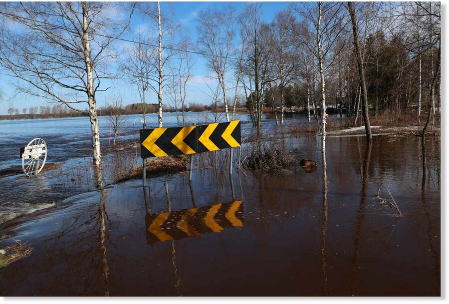 Click to enlarge Floodwaters in the village of Niemelänkylä in Ylivieska, Northern Ostrobothnia, on Sunday.