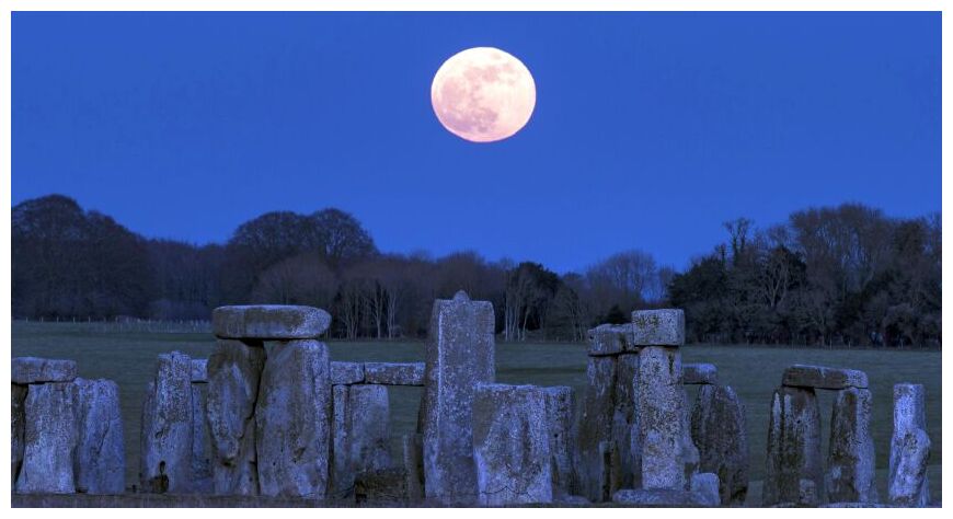 Stonehenge and the Moon 1