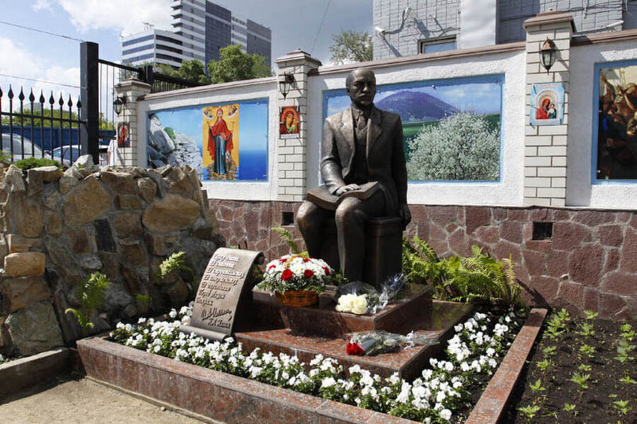 Click to enlarge A monument to the philosopher Ivan Ilyin in Ekaterinburg.
