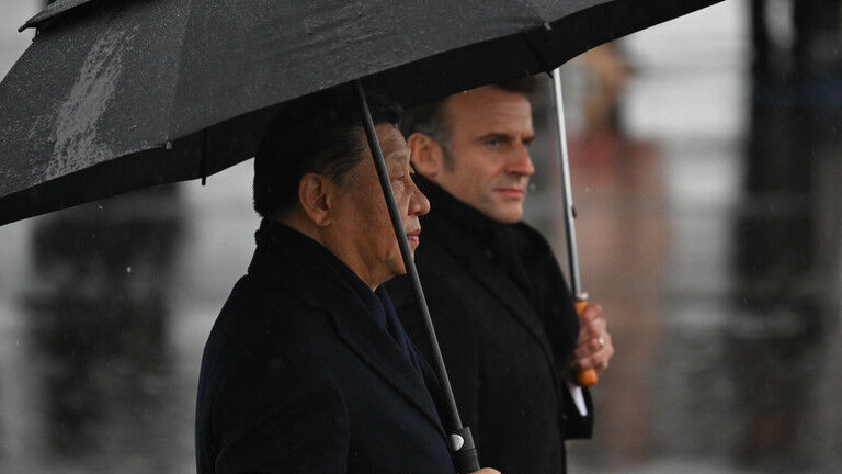 Chinese President Xi Jinping (L) and France's President Emmanuel Macron at the Tarbes-Lourdes airport, southwestern France, on May 7, 2024