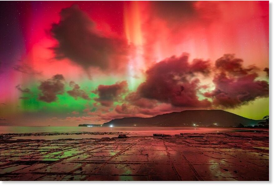 Click to enlarge Sean O'Riordan just managed to capture this stunning display at Eaglehawk Neck in south-east Tasmania