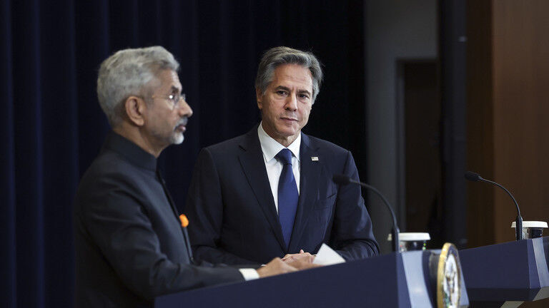 Click to enlarge U.S. Secretary of State Antony Blinken (R) and India's External Affairs Minister Subrahmanyam Jaishankar hold a joint press