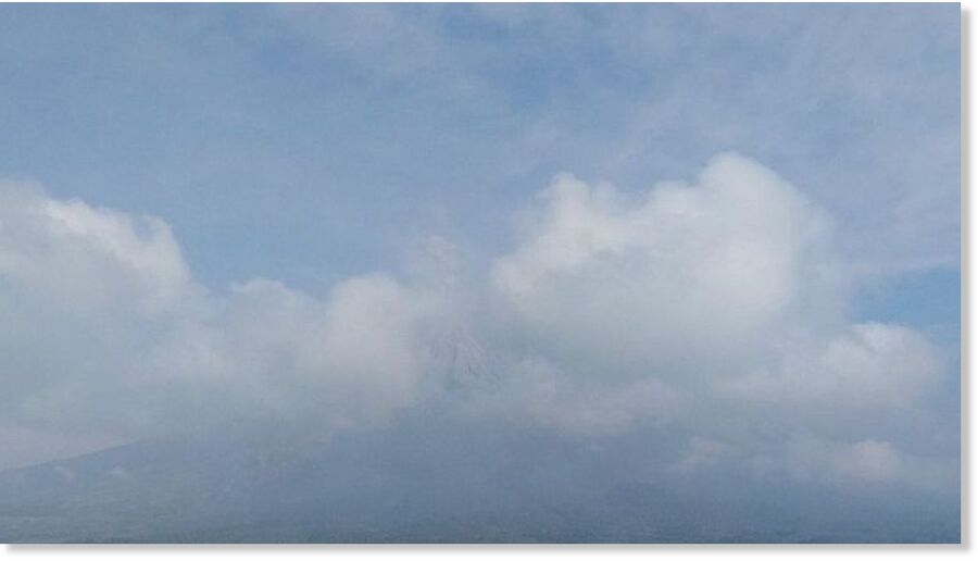Click to enlarge Mount Semeru erupted with a column height of volcanic ash observed about 800 meters above the peak on Tuesday (21/5/2024) at 08.17 WIB.