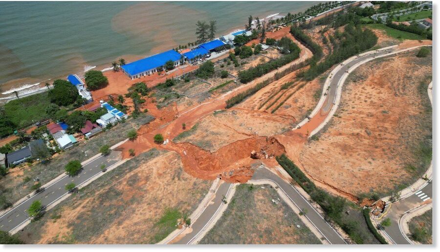 Click to enlarge Several cars, motorbikes and even homes were buried under a flood of sand as it invaded the Ham Tien-Mui Ne tourism site in coastal Binh Thuan Province on Tuesday.