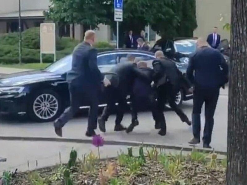 Click to enlarge Robert Fico, gravemente herido, es evacuado por sus guardaespaldas.