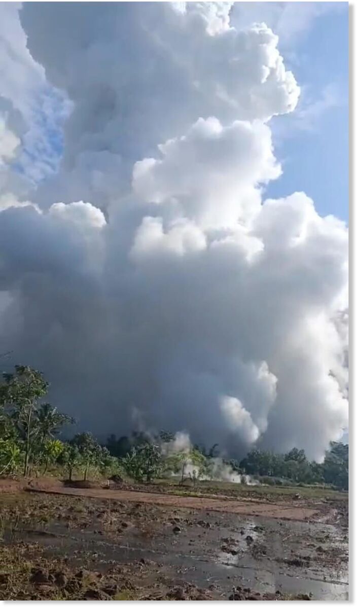Phreatic eruption from Suoh volcano