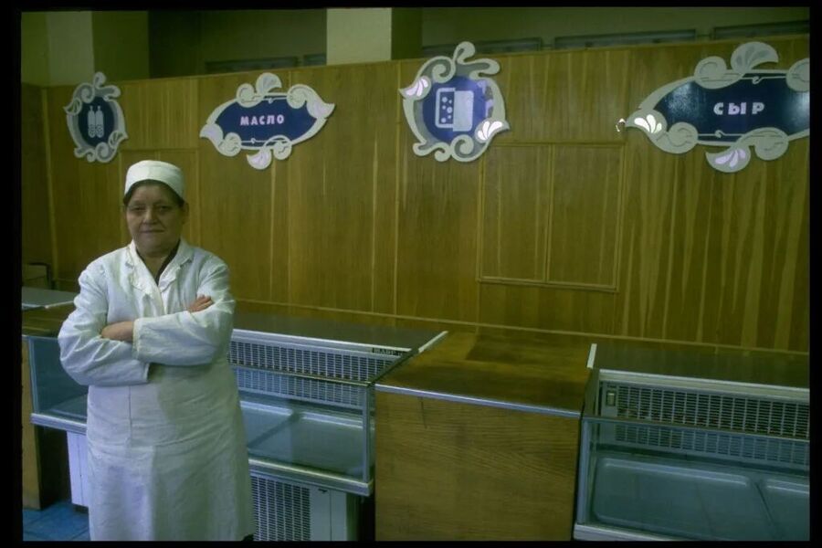 Click to enlarge empty food shop soviet union 1990s