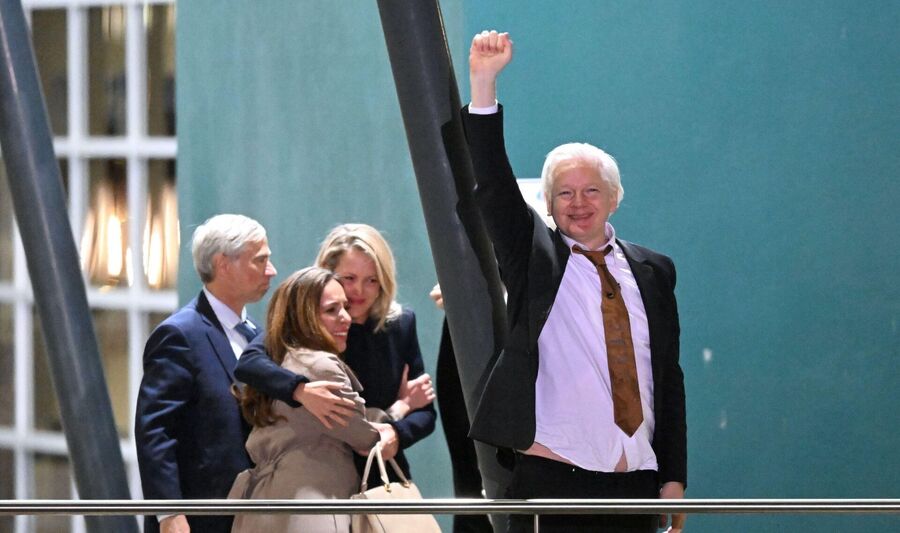 assange free arrive australia