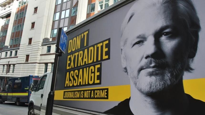 Click to enlarge mobile billboard free assange