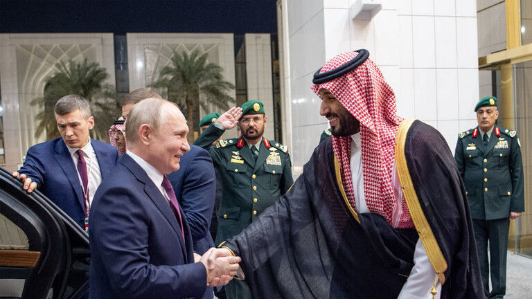 Click to enlarge Crown Prince Mohammed bin Salman welcomes Russian President Vladimir Putin