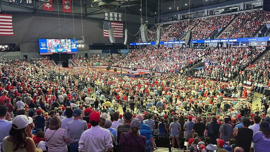 Click to enlarge trump rally michigan