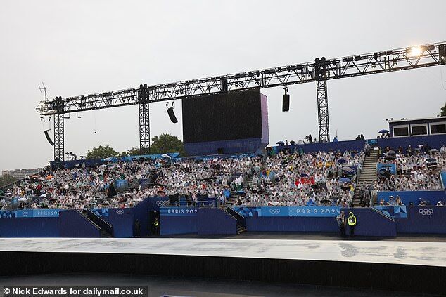 Click to enlarge A screen at the Trocadero breaks because of the onslaught of rain