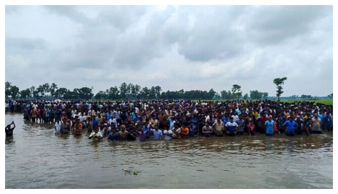 Click to enlarge Bangladeshi Hindus fleeing to India