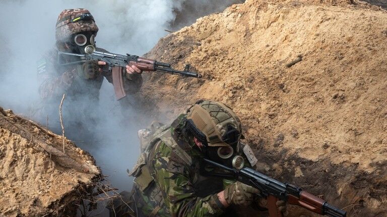 FILE PHOTO: Ukrainian National Guard members during a training exercise.