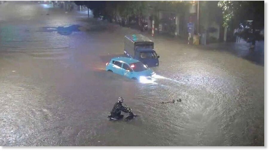 Click to enlarge Vehicles are stuck on a flooded street in the center of Thai Nguyen City on Aug. 22, 2024, as seen in a still image extracted from a traffic surveillance camera.