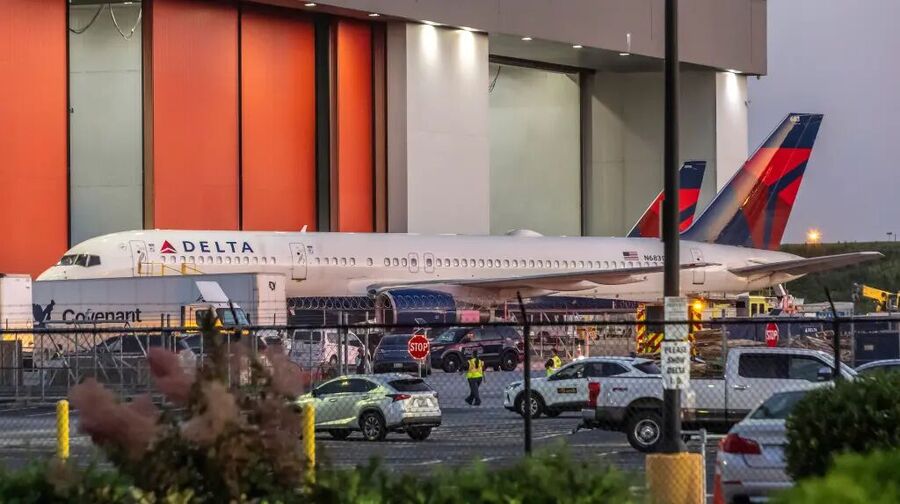 Click to enlarge delta plane tire explode atlanta