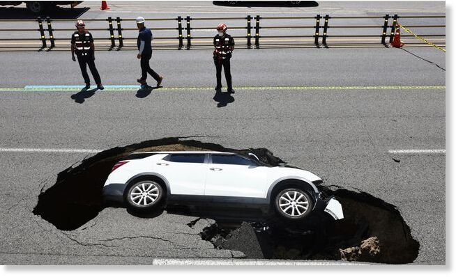 Click to enlarge Sinkhole swallows car in Seoul