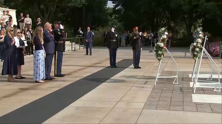 Click to enlarge Trump arlington wreath laying Afghanistan soldiers