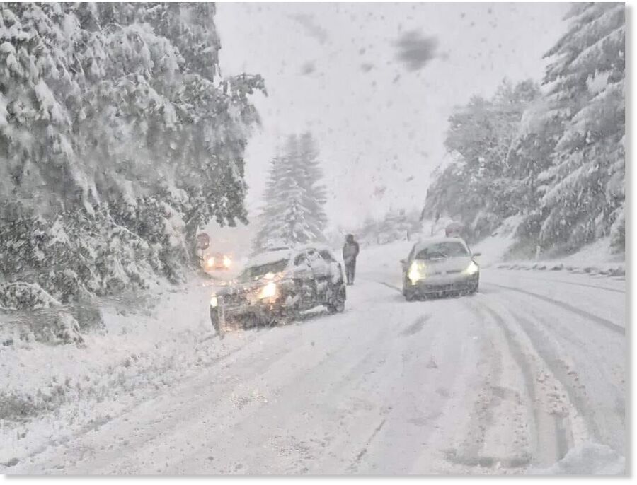 Click to enlarge Road chaos due to snow on the roads
