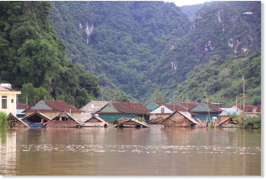 Click to enlarge Tan Hoa commune, Minh Hoa district, Quang Binh province has many places flooded up to 2m deep