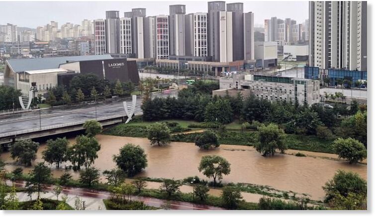 Click to enlarge Water volume in a local stream in Daejeon gets bigger due to heavy overnight rains, Saturday.