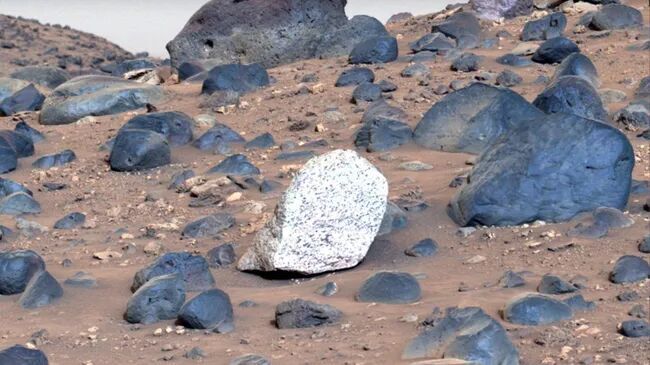 Click to enlarge light color boulder mars atoko point