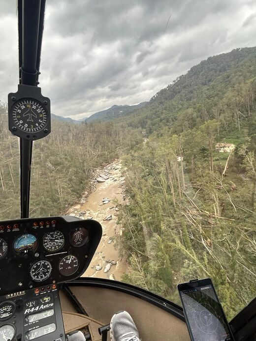 Click to enlarge helicopter hurricane rescue arrest