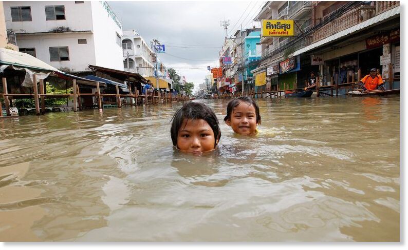 Click to enlarge At Least Three Killed as Floods Swamp Thailand’s Chiang Mai