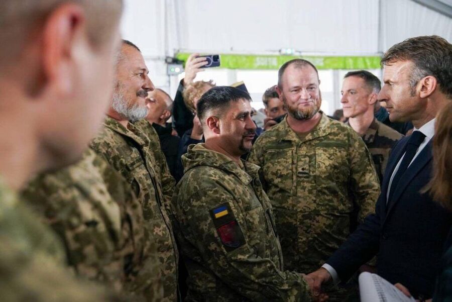 Macron greets Ukrainian troops