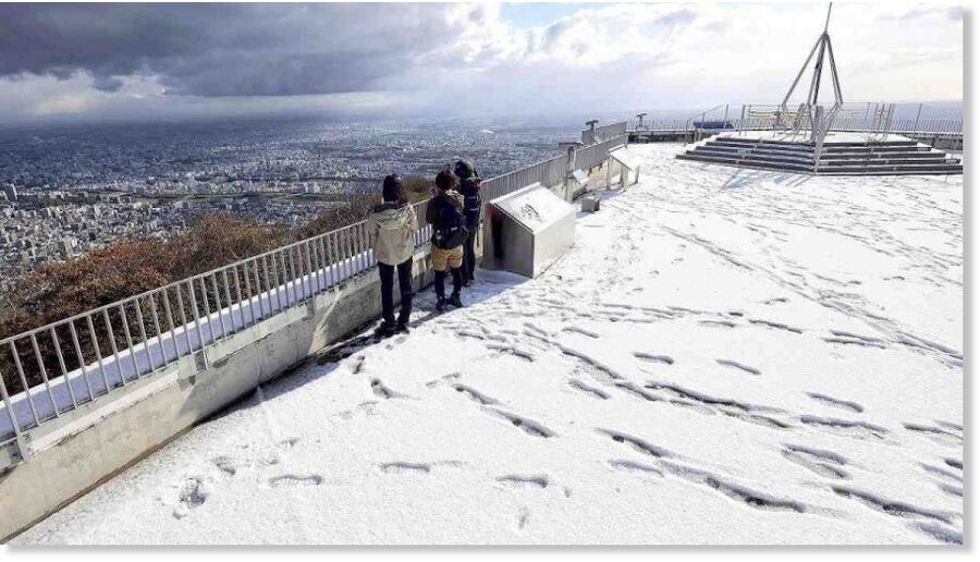 The summit observatory of Mt. Moiwa is blanketed in snow in Minami Ward, Sapporo, at 8:49 a.m. Sunday.