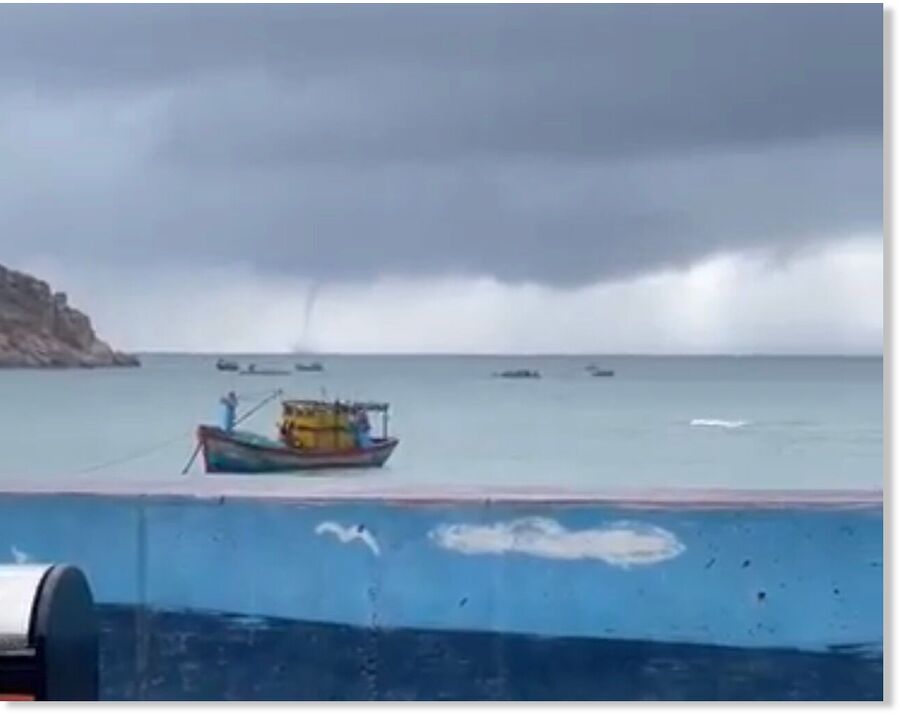 A waterspout suddenly appeared in the sea of ​​Nhon Hai commune, Quy Nhon city, Binh Dinh province