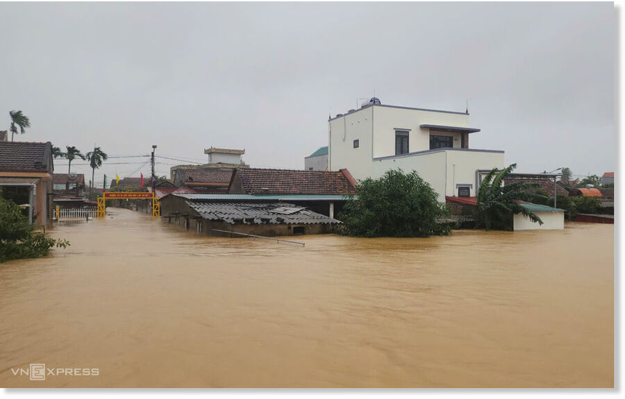 Click to enlarge Floodwaters in the Kien Giang River have reached rooftop levels in Loc Thuy and An Thuy communes, Le Thuy District, causing widespread damage.