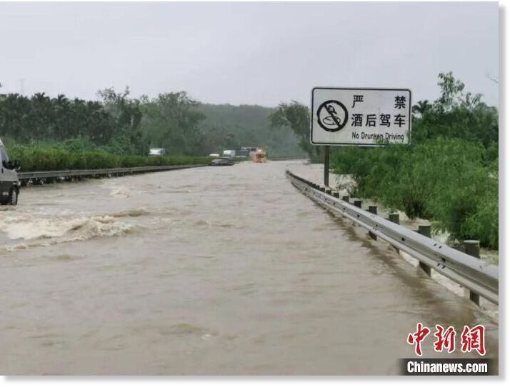 On October 29, due to continuous heavy rainfall, water accumulated in farmland on both sides of the G9811 Haikou-Sanya Expressway at K59 backflowed into the main line of the expressway, resulting in double-lane traffic blockage on the section.
