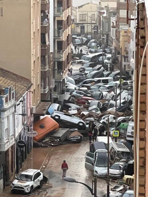 deluge valencia flood cars