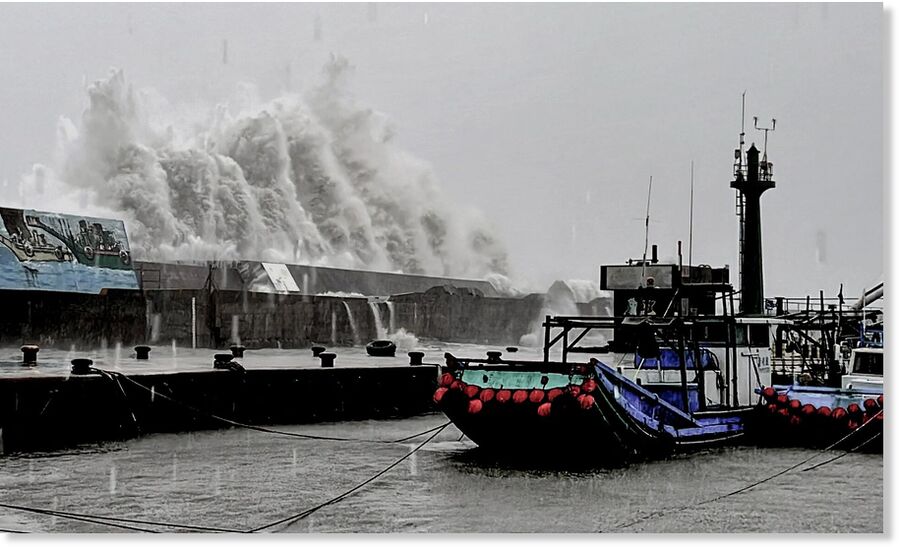 Click to enlarge A wave crashing over a sea wall as Super Typhoon Kong-rey neared the coast in Taitung on Oct. 31.