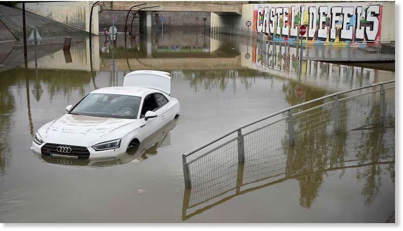 Click to enlarge A car stranded in flood waters in the Barcelona suburb of Castelldefels after torrential rain