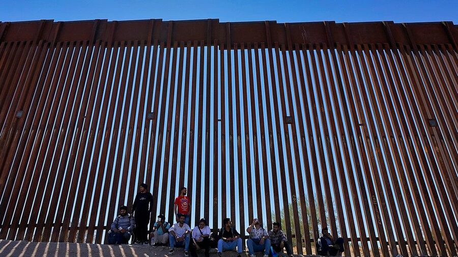 Click to enlarge borer wall arizona illegal migrants immigrants
