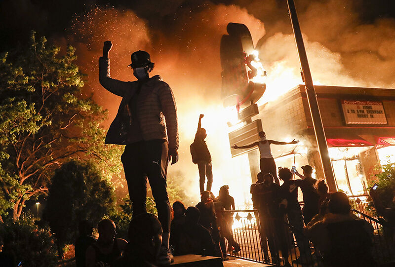 Click to enlarge protest minneapolis burning arby's