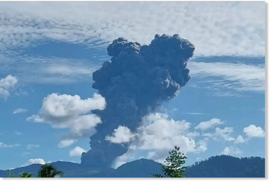 Click to enlarge Mount Dukono in North Halmahera emits an ash column reaching 3,000 meters on November 24, 2024